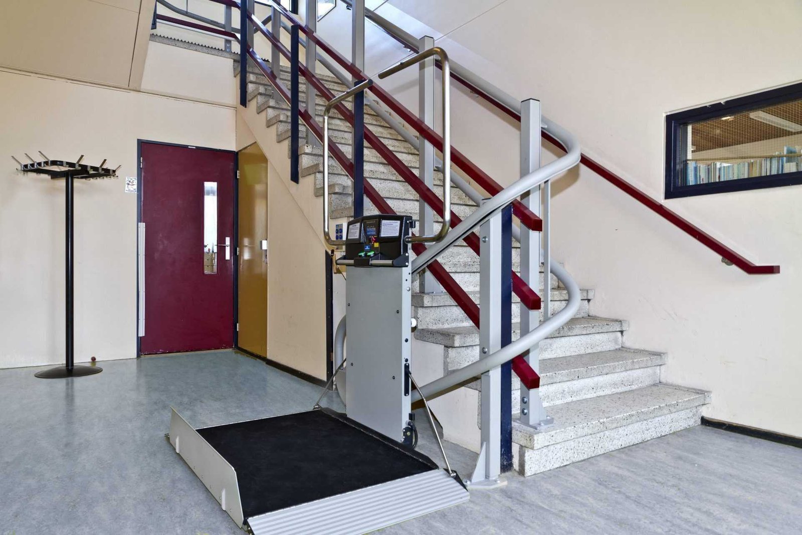 Plateautraplift Curved geïnstalleerd op school