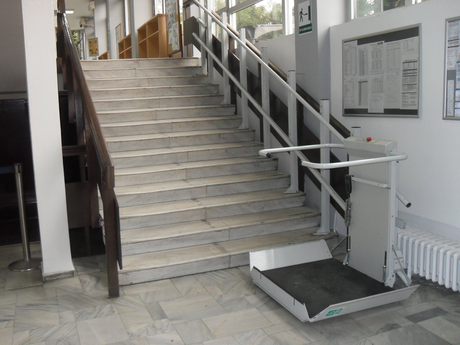 Plateautraplift Polar bij entree met zuilen