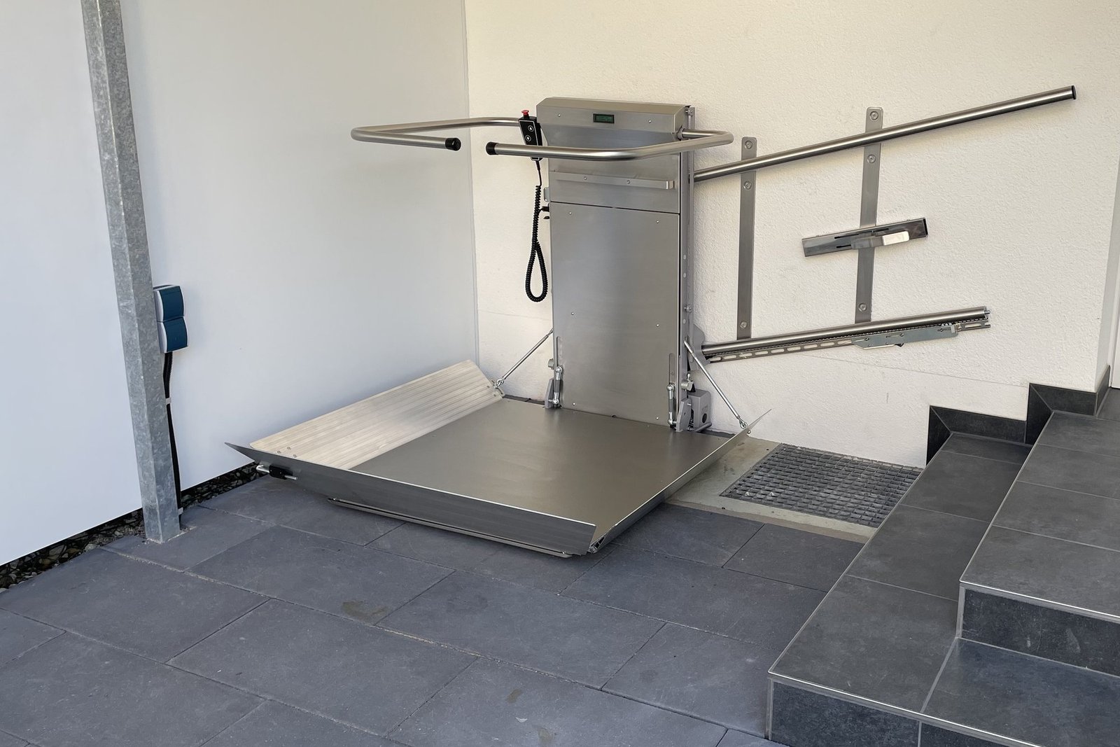 Plateautraplift Polar bij een voordeur met traptreden
