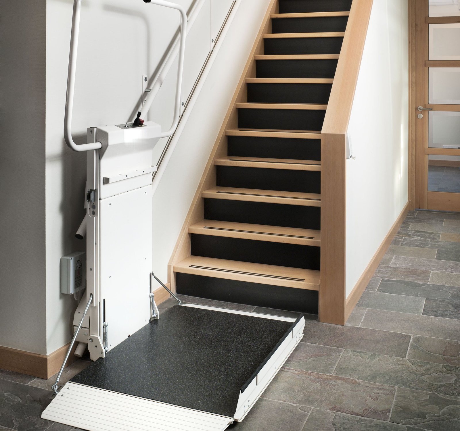 Plateautraplift Polar op houten trap in woning