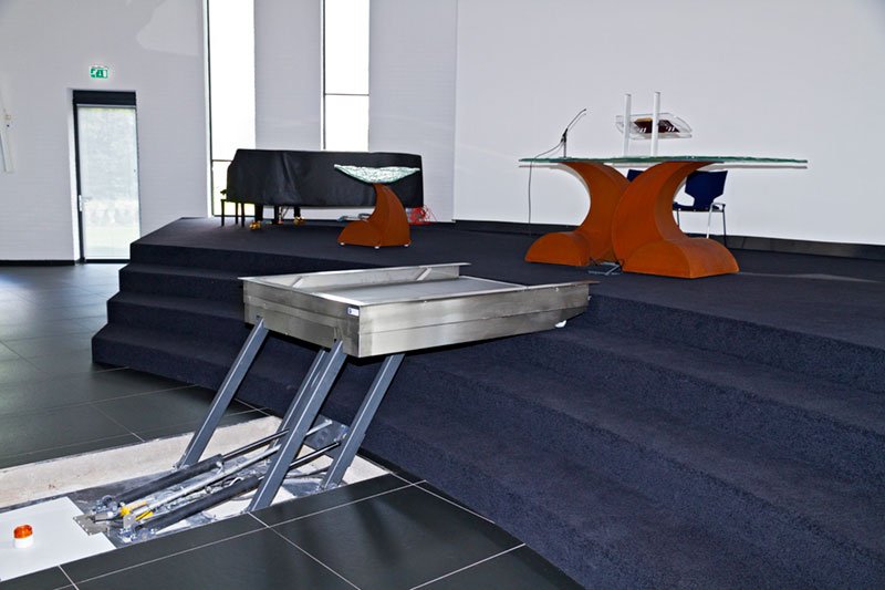Hydraulische podiumlift in kerkcentrum Trinitas