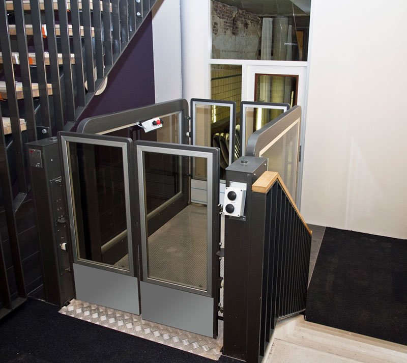 Verticale plateaulift in parkeergarage Sittard