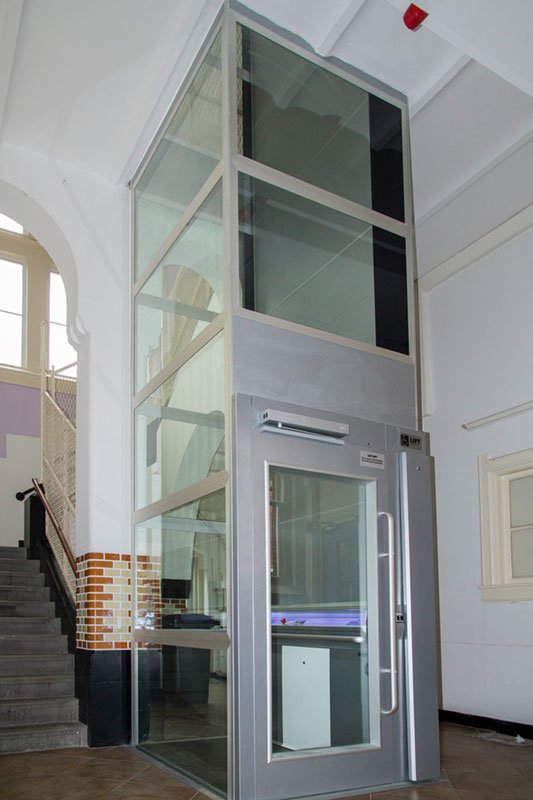 Vrijstaande platformlift bij Stichting Eekta
