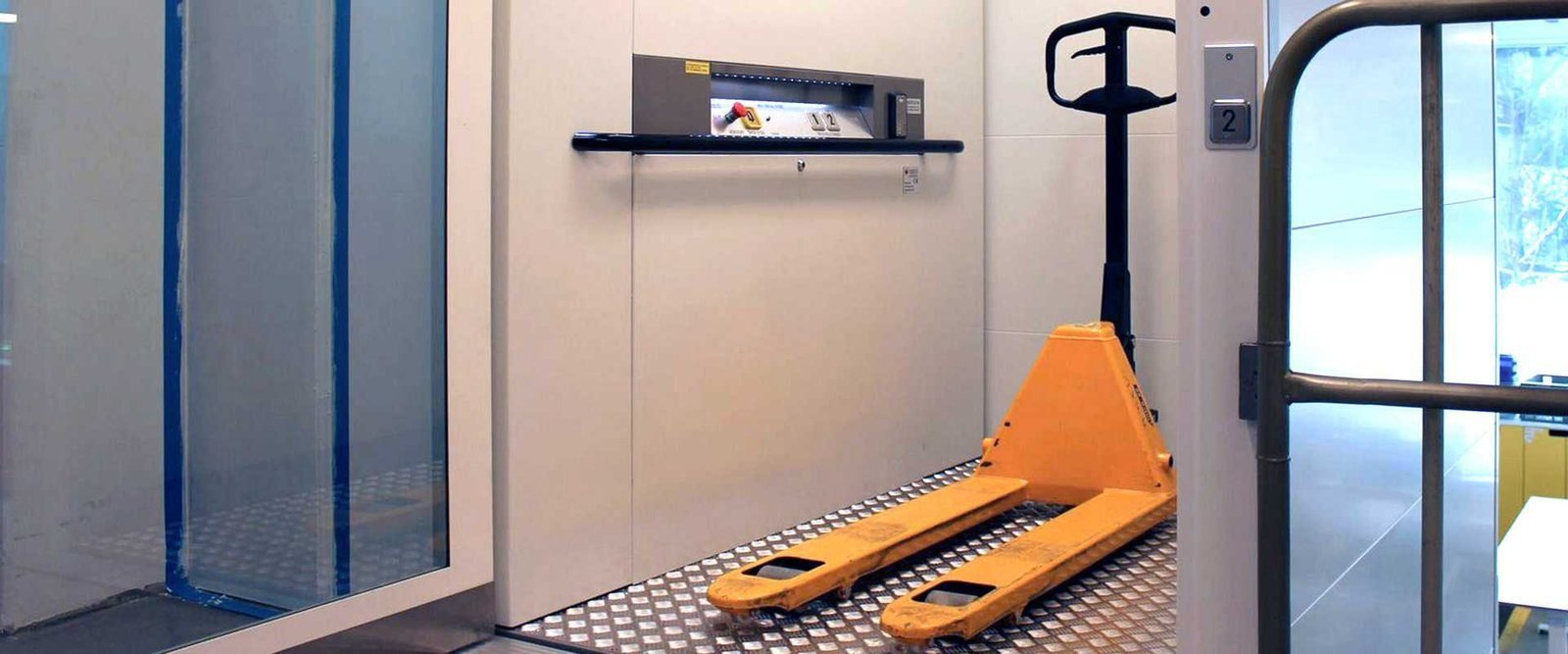 Brancardlift ook voor goederen met pompwagen
