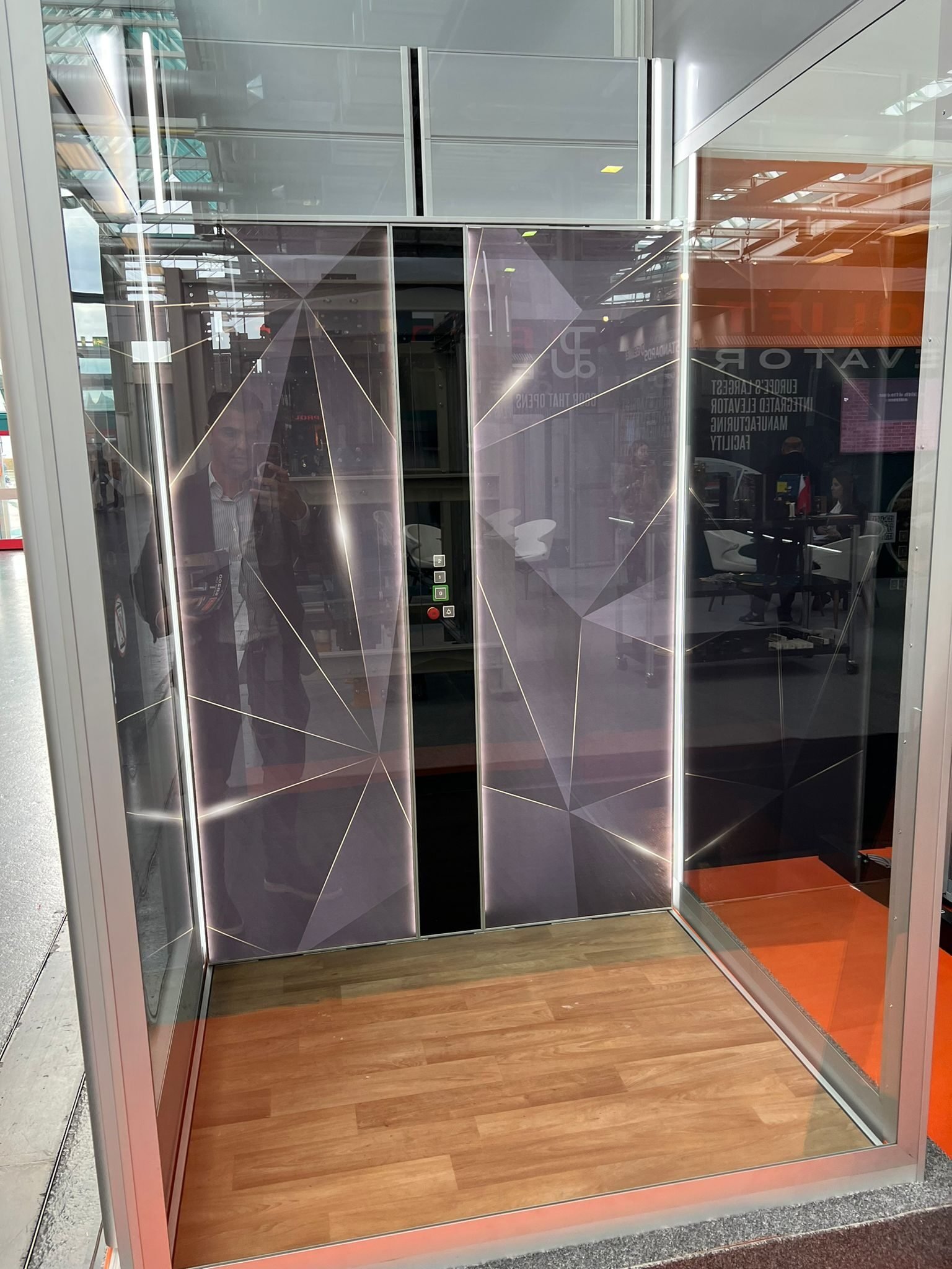 Design huislift met verlichte designwand in de cabine