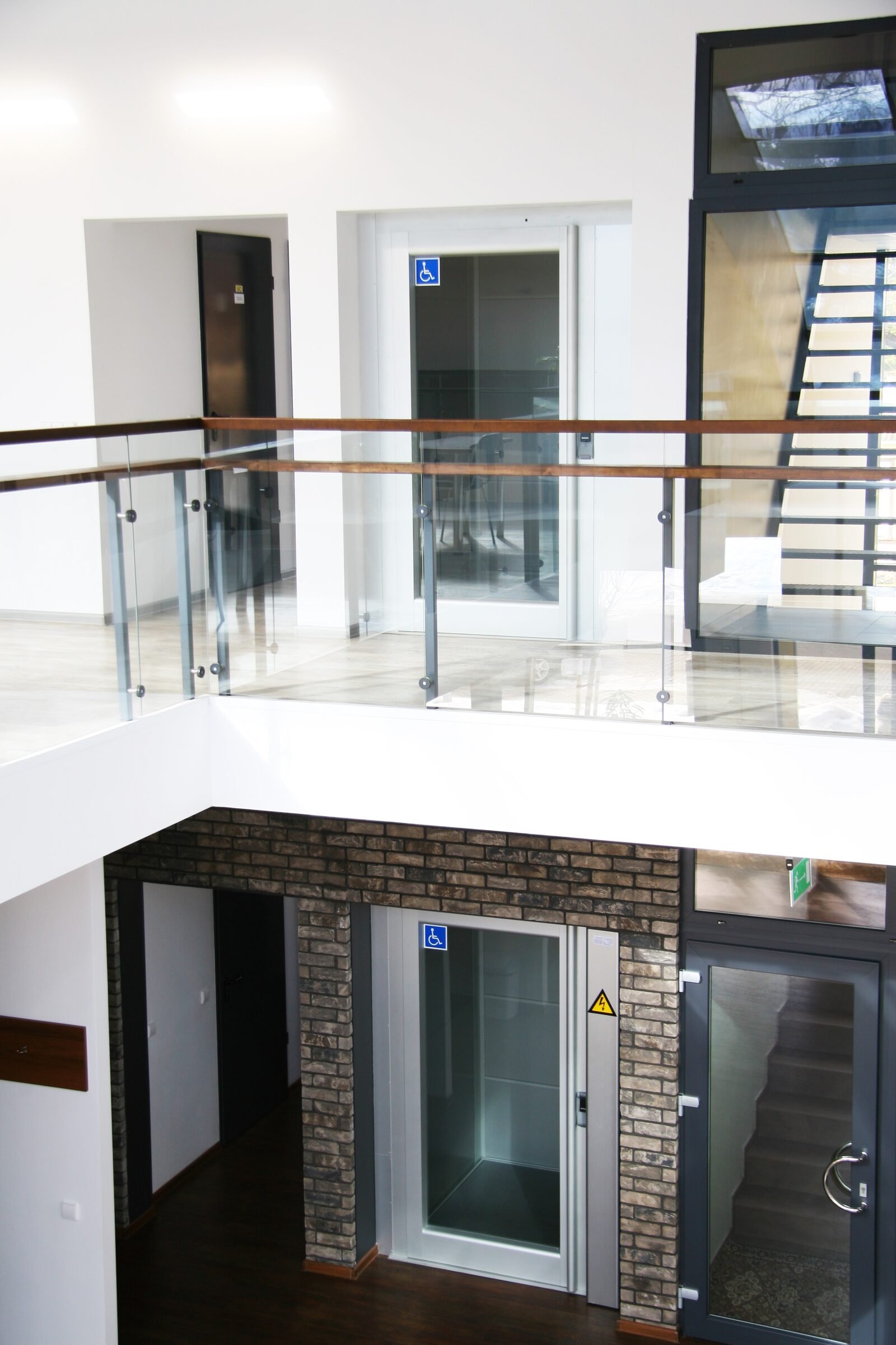 Design huislift bij twee verdiepingen met glazen balustrade