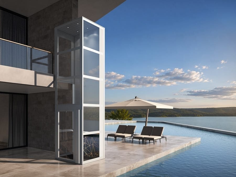 Design huislift buiten bij een villa