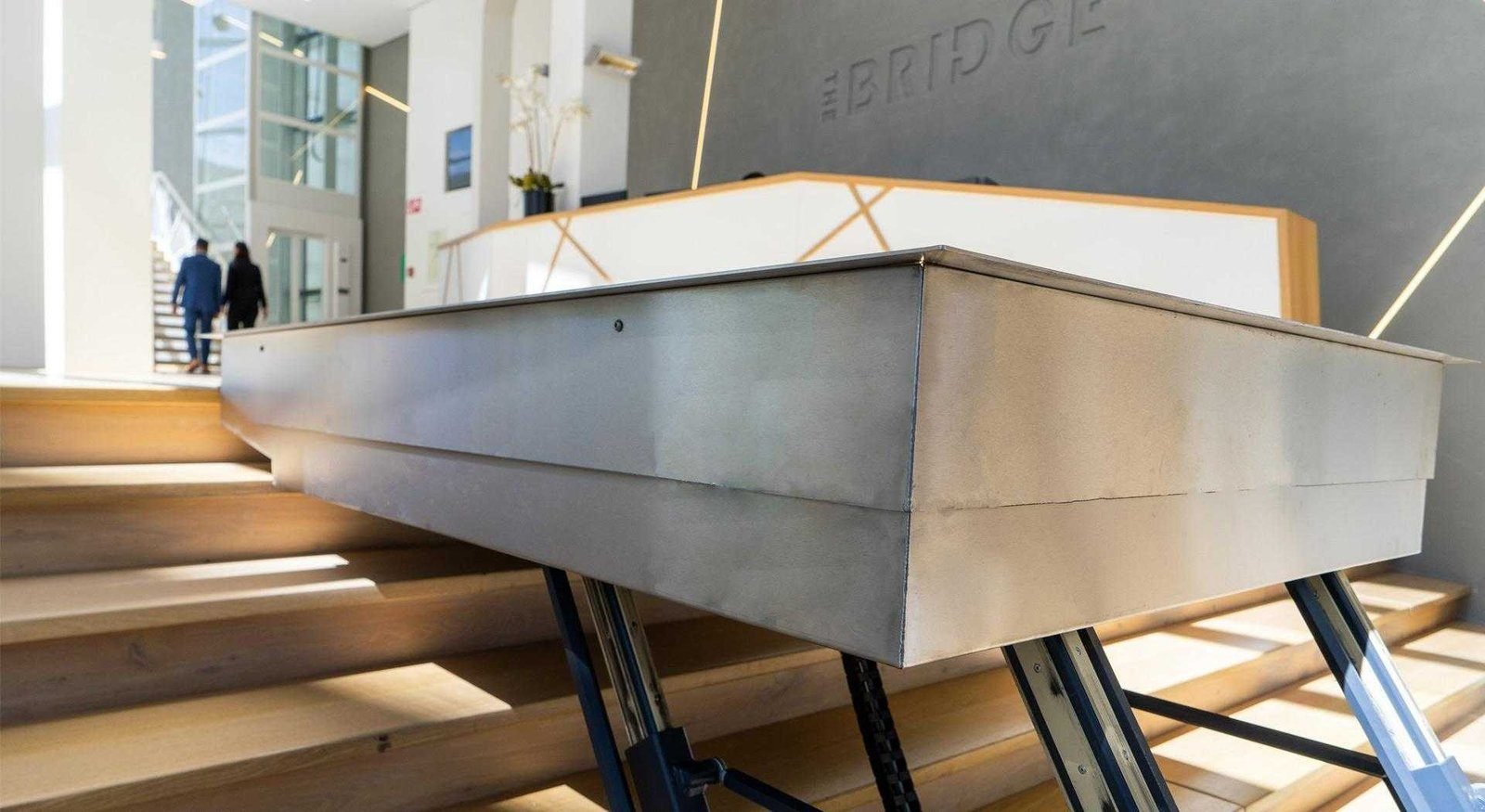 Hydro plateau-traplift over een binnentrap