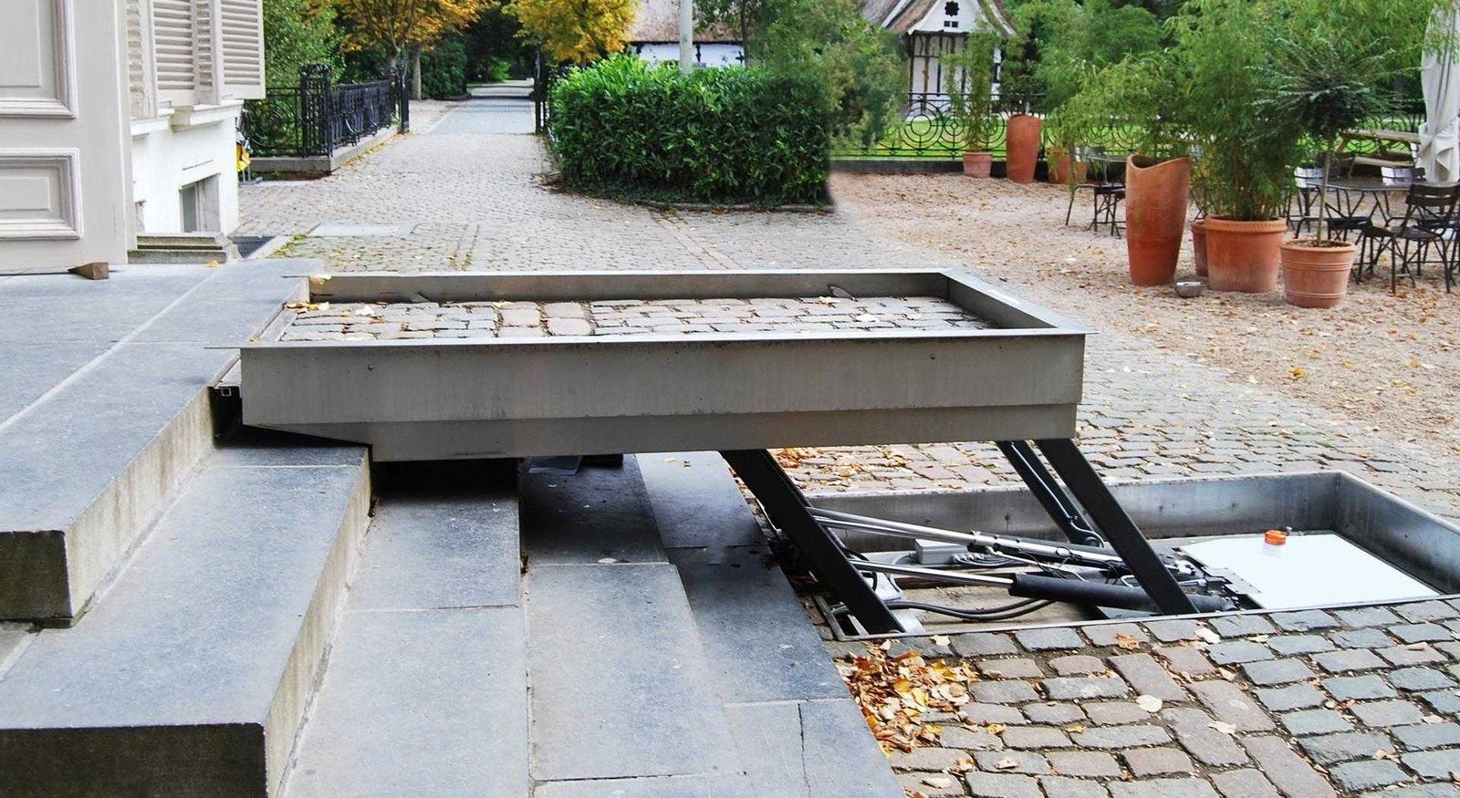 Trapoplossingen: Hydro plateau-traplift over een buitentrap