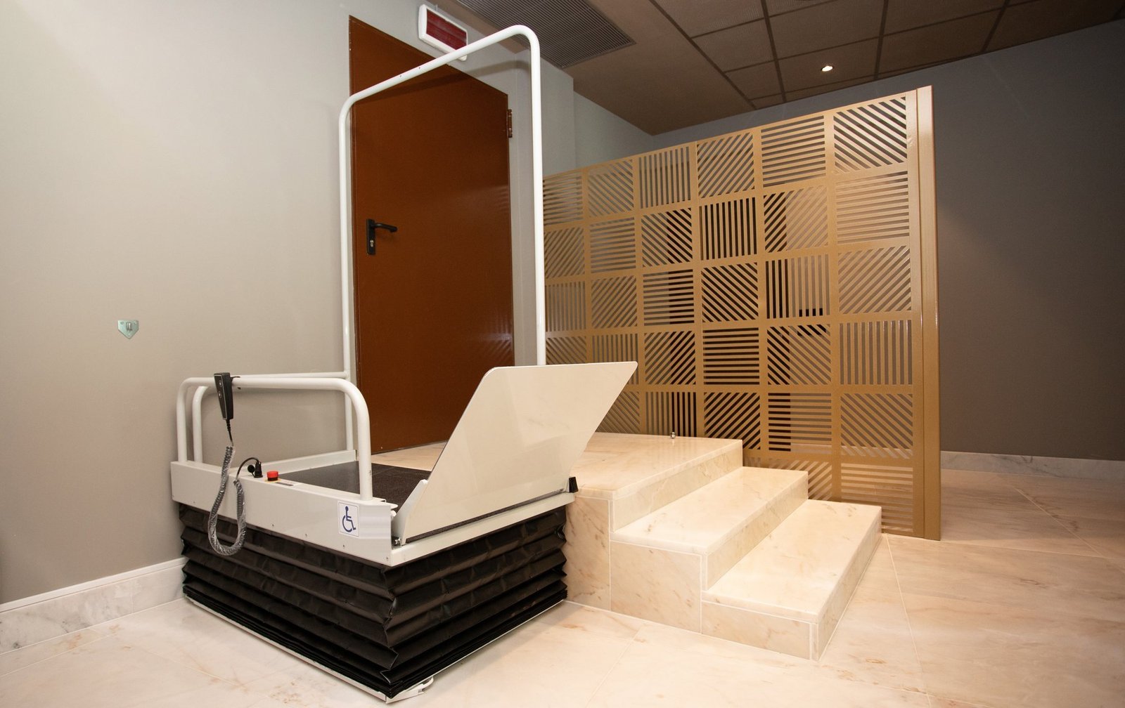 Hefplateau LF-800 naast een trap in een entree