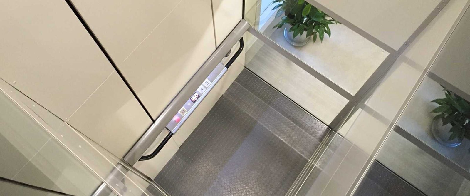 Detail van de platformlift-schacht