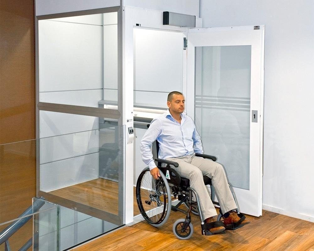 Platformlift met rolstoelgebruiker op het platform
