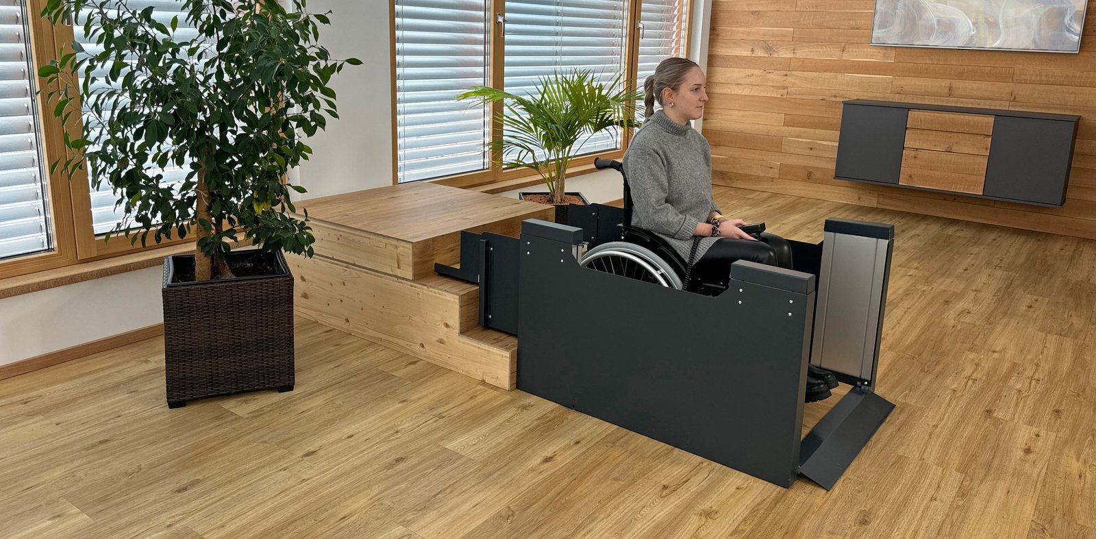 Rolstoelgebruiker op de Stepsaver met ingebouwde treden